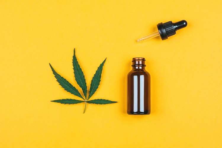 Kannabiksen lehti ja musta tippapullo